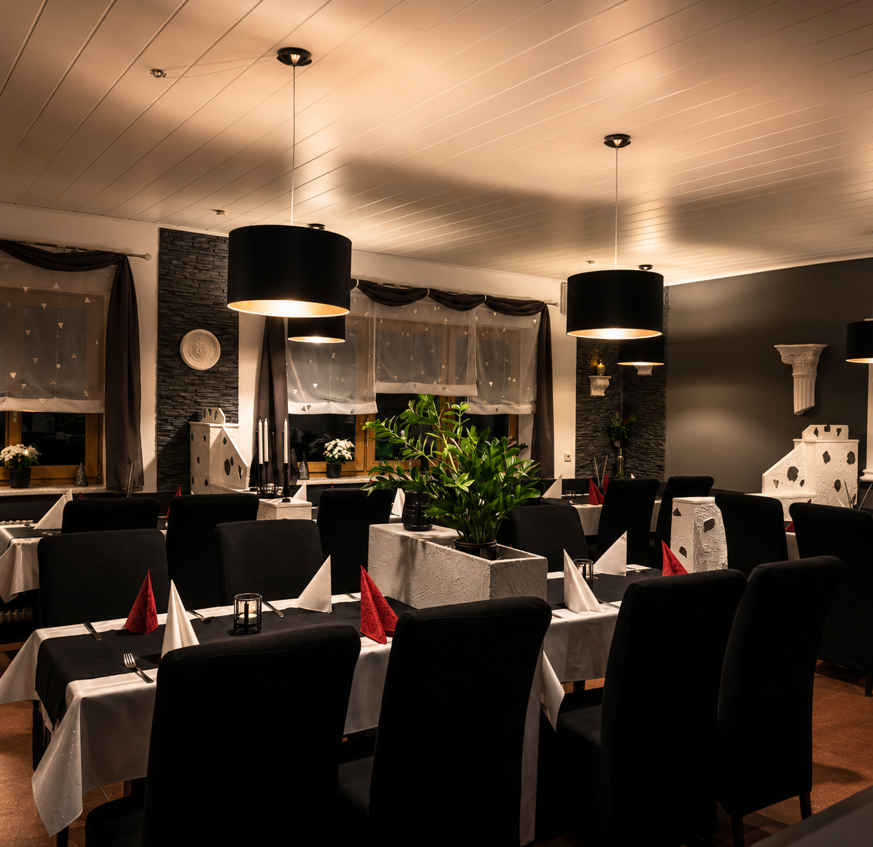 Elegantes Ambiente im Innenraum von Silvia's Restaurant mit warmem Licht und Säulen