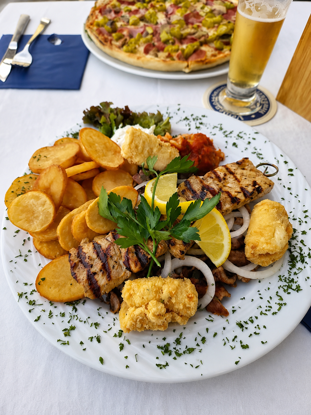 Griechischer Grillteller mit Gyros, Souvlaki und Bratkartoffeln