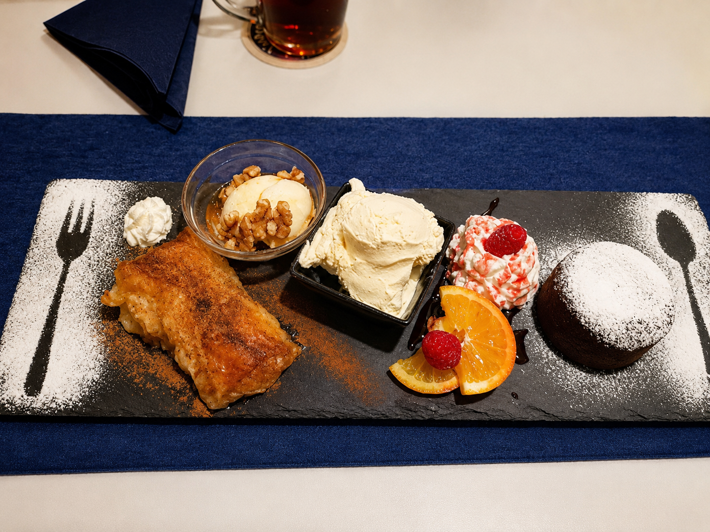 Hausgemachte Desserts: Galaktoburiko, Schokosoufflé, Eis und mehr