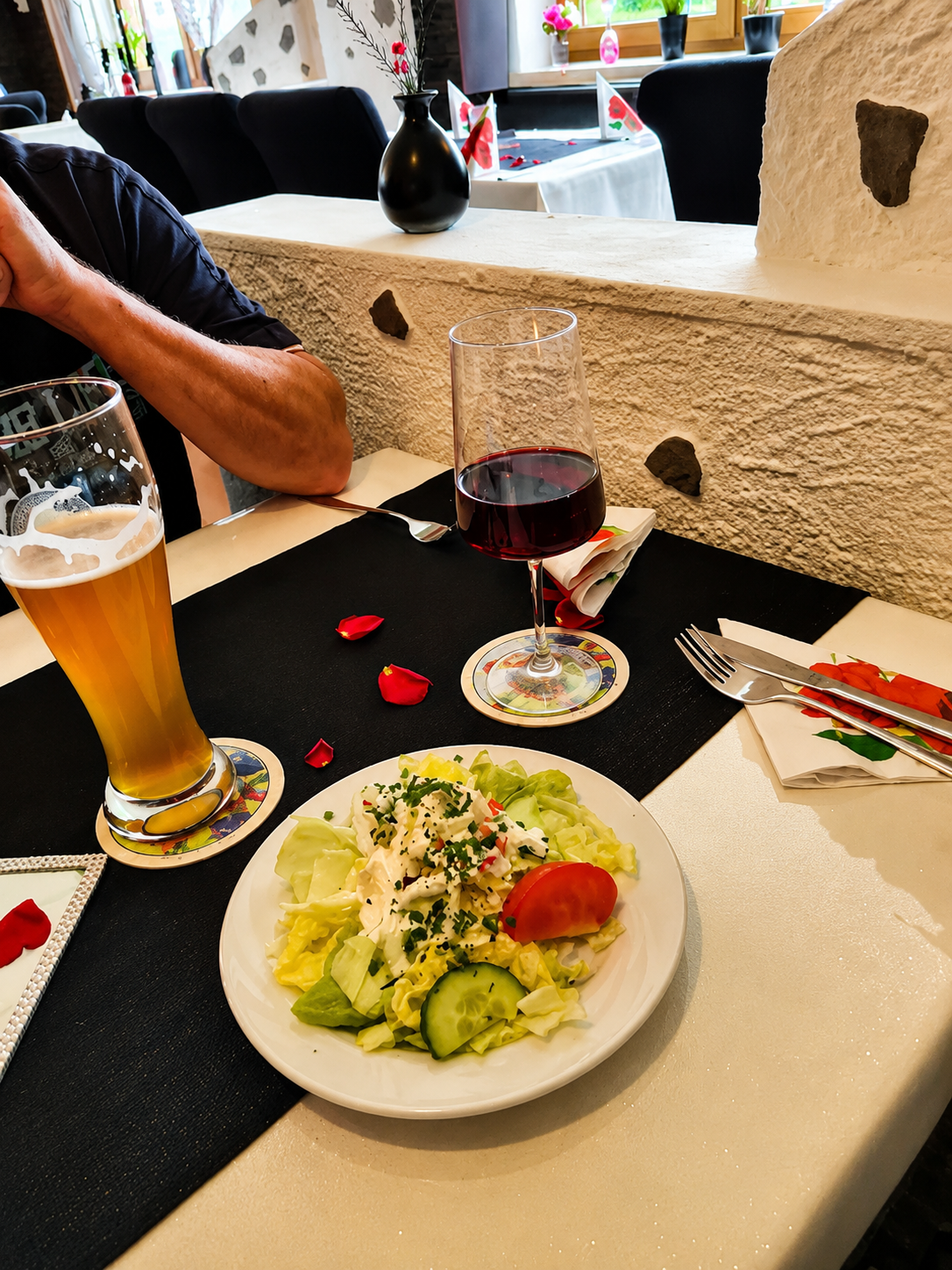 Frischer Salat mit Weißbier und Rotwein