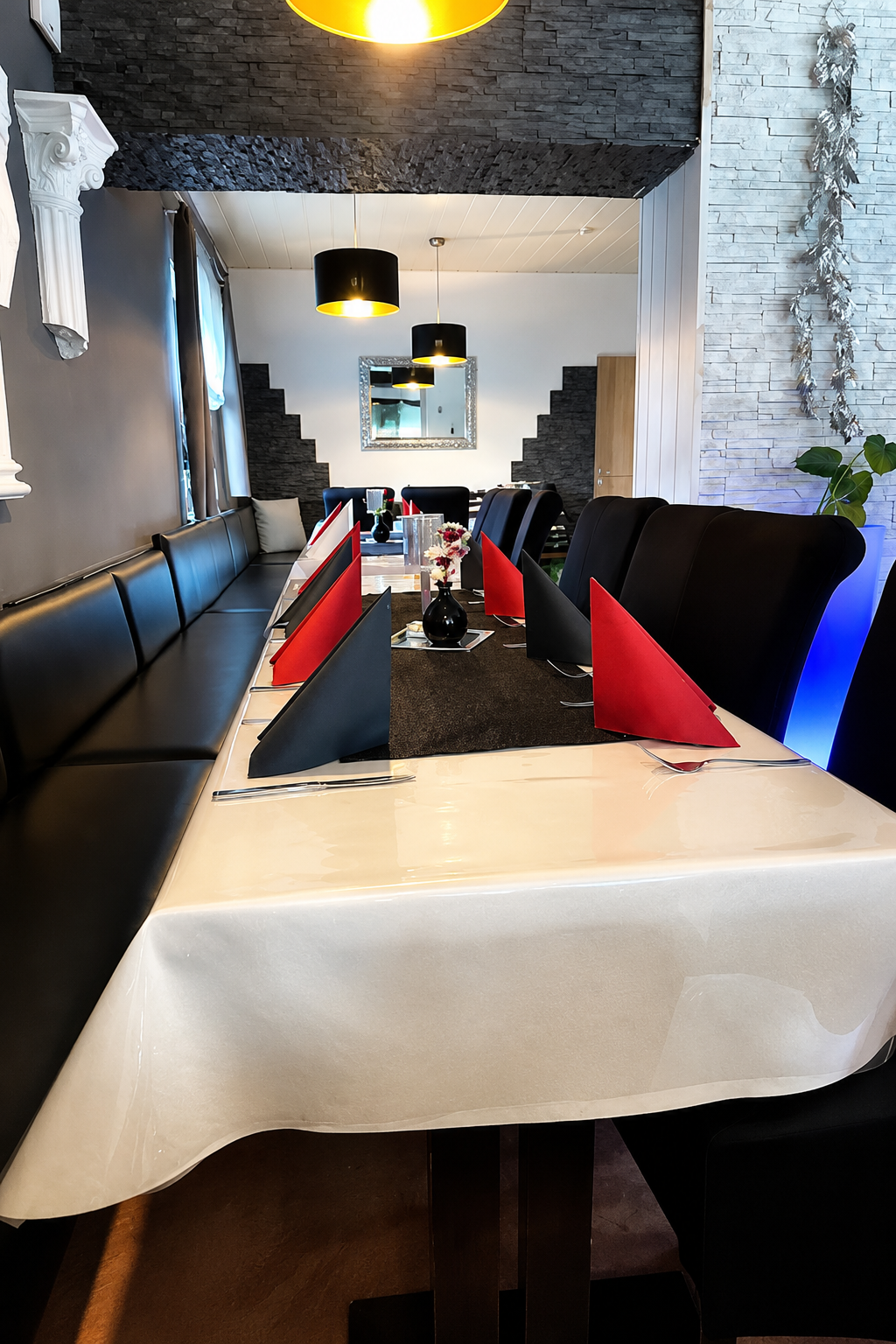 Festlich gedeckter Tisch im Restaurant