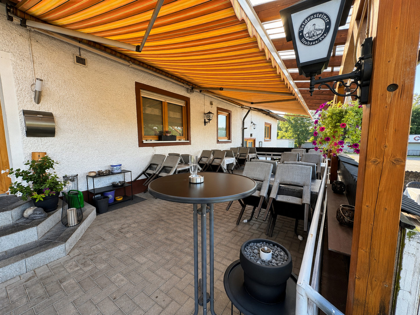 Terrasse mit Markise bei Silvia's Restaurant