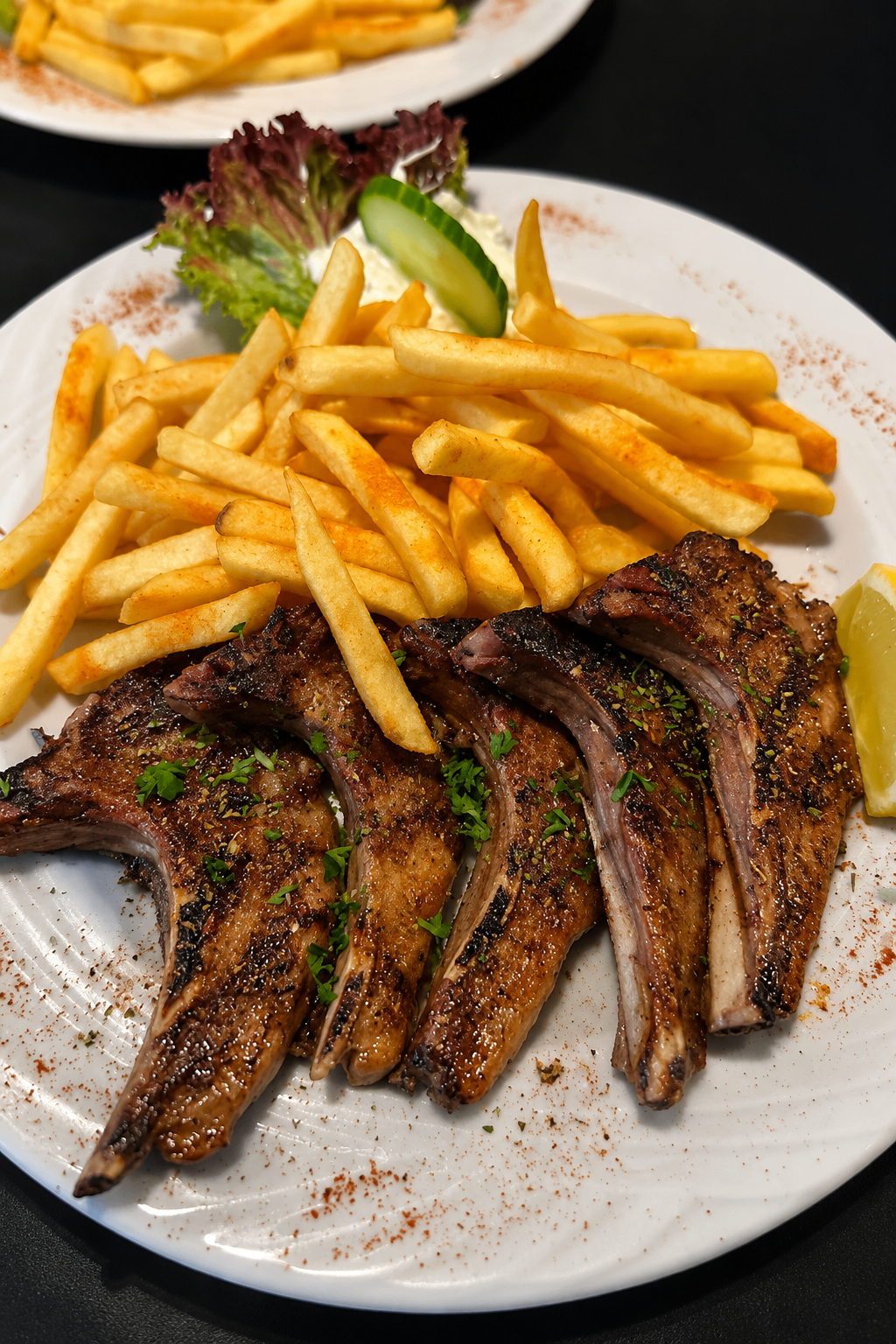 Lammkoteletts vom Grill mit Pommes