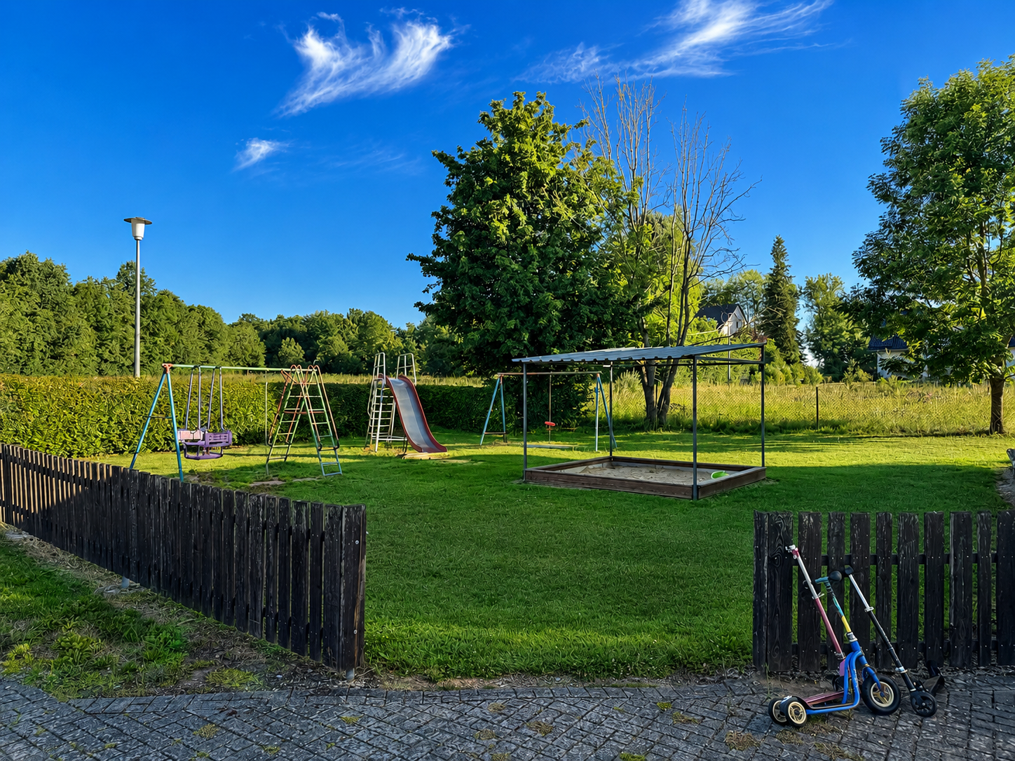 Spielplatz am Silvia's Restaurant mit Schaukel, Rutsche und Sandkasten