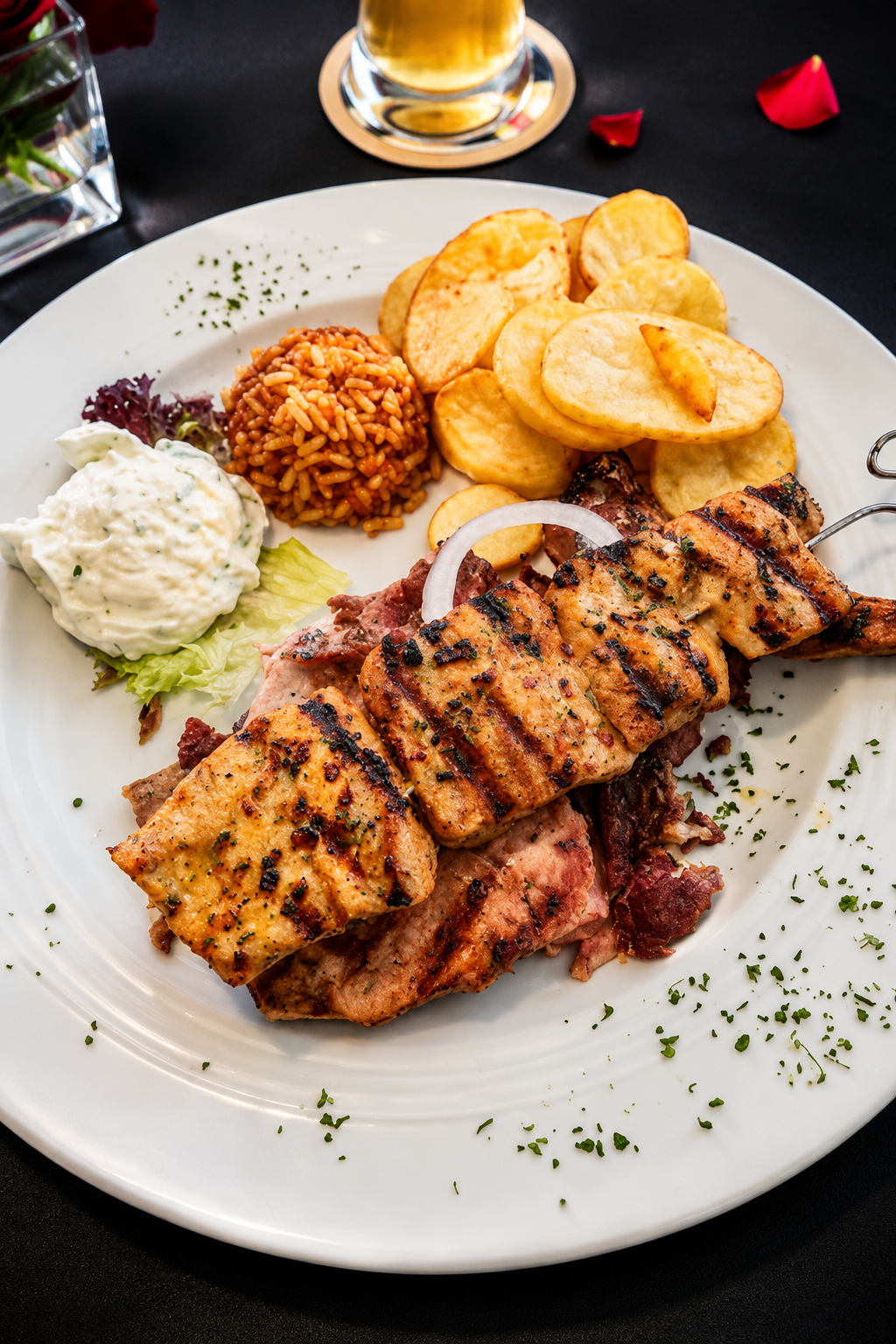 Gemischter Grillteller mit Reis und Kartoffeln