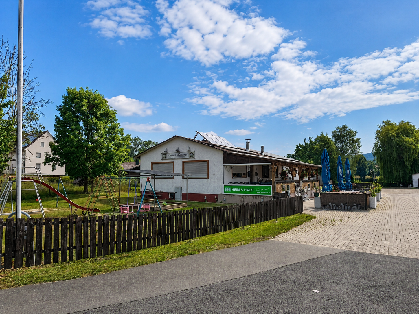 Aussenansicht von Silvia's Restaurant mit Terrasse und Spielplatz