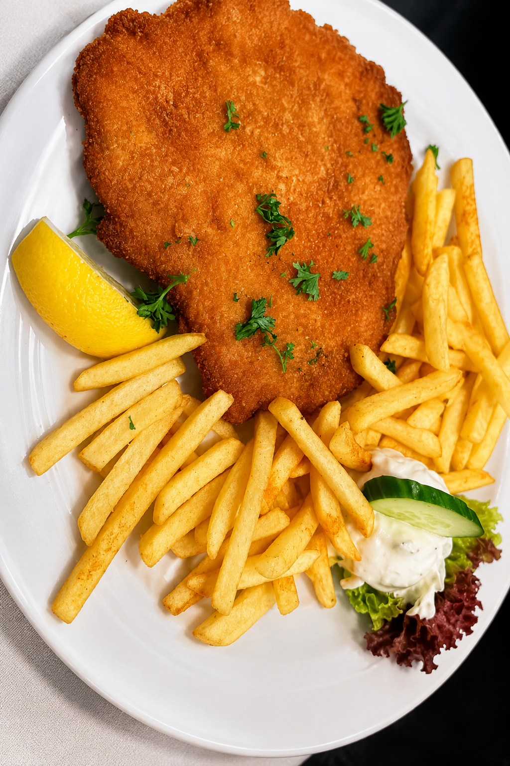 Knuspriges Schnitzel mit Pommes